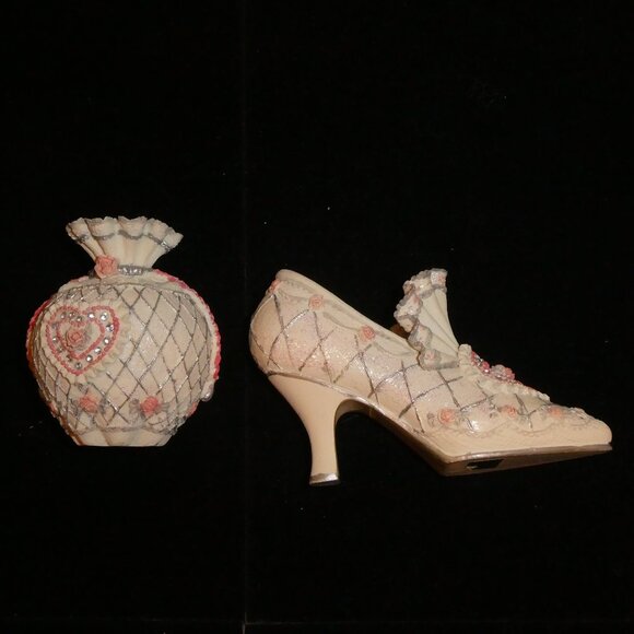 Collectible Willow Hall - The Bride 4 Piece Set: Hat, Shoe, Purse & Hat Stand - Picture 9 of 13